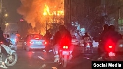 Požar u Teheranu tokom antivladinih protesta. Usled skoro potpune blokade interneta, i dalje je teško dobiti detalje iz Irana.
