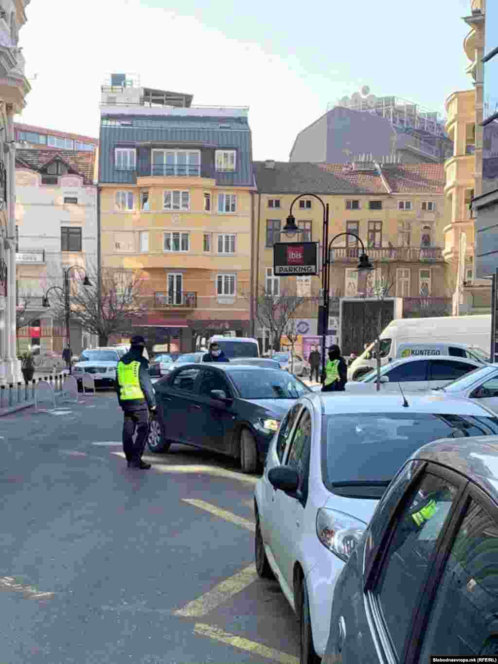МАКЕДОНИЈА - МВР распиша потерница по поранешниот директор на УБК, Сашо Мијалков и го бараше на поголем број локации во Скопје. Обвинителството соопшти дека има сомнеж дека некој му помогнал да избега, премиерот Зоран Заев рече дека е разочаран што Мијалков избегал, опозицискиот лидер Христијан Мицкоски побара оставка од Владата, а претседателот на државата, Стево Пендаровски, изјави дека заради случувањата со Мијалков, мора да има одговорност.