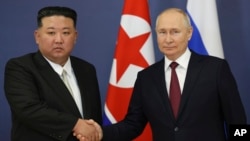 ملاقات ولادیمیر پوتین (راست) رئیس‌جمهور روسیه و کیم جونگ اون، رهبر کره شمالی، در سپتامبر ۲۰۱۳