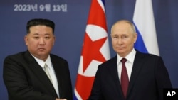 În septembrie anul trecut, Kim Jong Un (stânga) s-a aflat în vizită în Rusia.