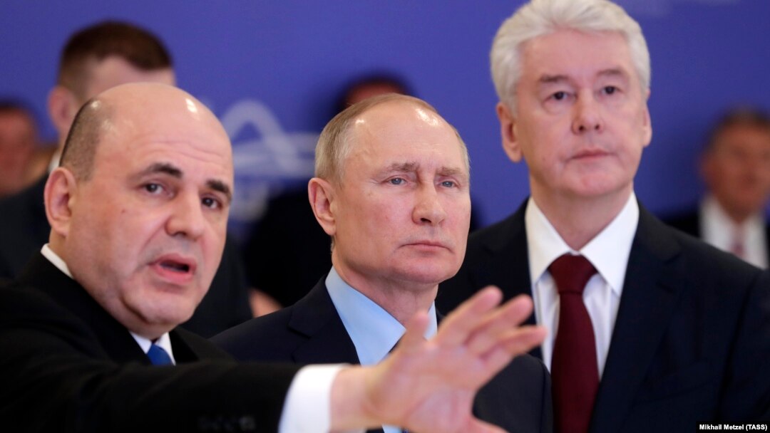 Премьер-министр РФ Михаил Мишустин, президент Владимир Путин и мэр Москвы Сергей Собянин во время посещения оперативного штаба по коронавирусу