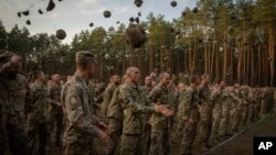 Военнослужащие ВСУ во время окончания обучения на военной базе вблизи Киева, Украина, 25 сентября 2023 года