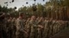 Військовослужбовці ЗСУ під час закінчення навчання на військовій базі поблизу Києва, Україна, 25 вересня 2023 року