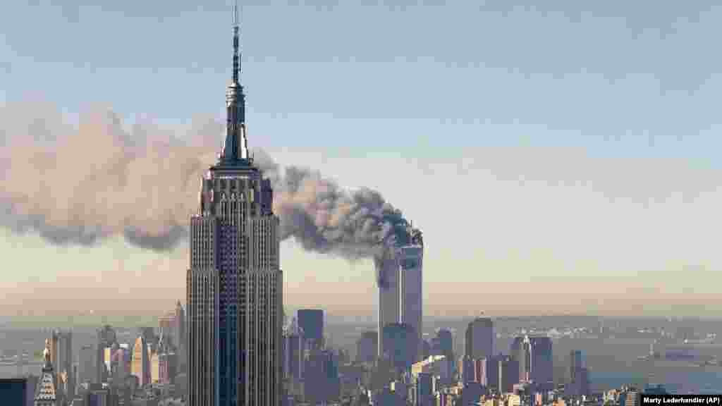 A World Trade Center ikertornyai égnek az Empire State Building mögött. Az erről a kilátópontról készült videófelvételeket világszerte élőben közvetítették, miközben a mentők kétségbeesetten dolgoztak a helyszínen