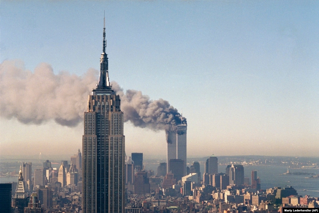 Kullat Binjake të Qendrës Botërore të Tregtisë shihen pas Empire State Building derisa nga to del tymi pas sulmit më 11 shtator. Pamjet e xhiruara nga kjo pikë u transmetuan drejtpërdrejt në mbarë botën, ndërsa ekipet e shpëtimit punonin vrullshëm në vendin e ngjarjes.