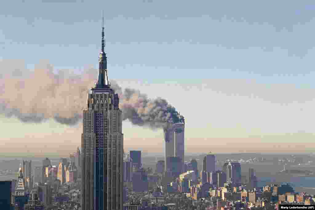 Turnurile gemene ale World Trade Center ard în spatele Empire State Building.&nbsp;Imaginile video din acest punct de observație au fost transmise în direct în toată lumea. La Ground Zero, locul din New York pe care se ridicau Turnurile Gemene, salvatorii încercau din răsputeri să găsească supraviețuitori și să stingă incendiile.