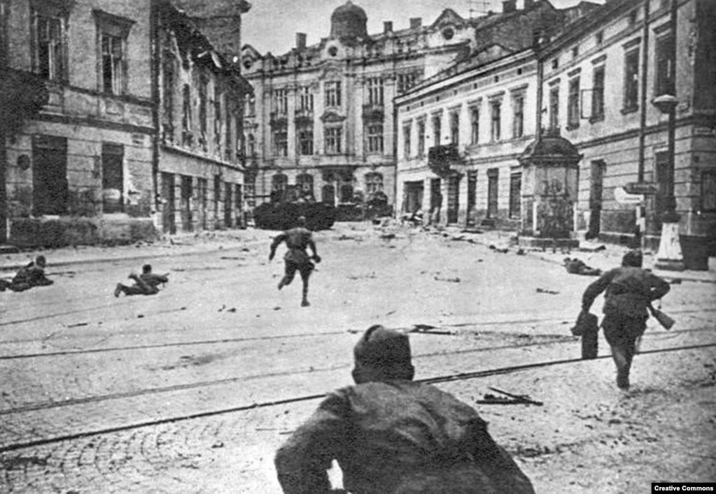 Радянські війська ведуть бій на вулицях Львова, липень 1944 року. В Другій світовій війні проти Німеччини воювали чотири Українські фронти