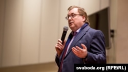 Аляксей Маслаў выступае ў Менску ў нітэлектуальным клюбе Сьвятланы Алексіевіч 27 лістпада 2017 году