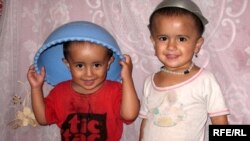 Ўзбекистонда оилани планлаштириш деган махсус дастурга ҳожат қолмади - иқтисодий вазиятнинг ўзи туғилишни чеклаб бўлди¸ дейишмоқда аксар аëллар.