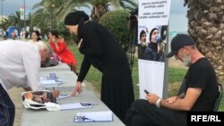 Родители Темирлана Мачаликашвили устроили сбор подписей на батумской набережной
