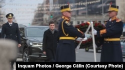 Președintele Nicușor Dan a depus o coroană de flori la troița din Piața Universității din București.