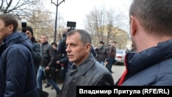 Спикер крымского парламента Владимир Константинов вышел к пророссийским активистам, митинговавшим у здания Верховной Рады АРК, 25 февраля 2014 года, Симферополь