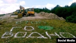 Градежна механизација во Парк-шумата Водно каде е планирано да се изгради гасовод. Фото: „Го сакам Водно“. 