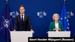 NATO-nun baş katibi Mark Rutte və Avropa Komissiyasının prezidenti Ursula fon der Lyayen Brüsseldə birgə mətbuat konfransında