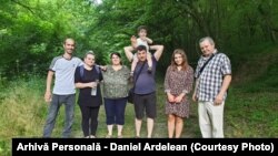 Daniel Ardelean și familia lui biologică.