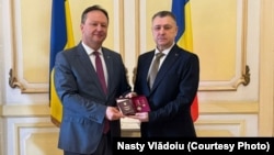 Igor Prokopchuk, ambasadorul Ucrainei în România, și Nasty Vlădoiu (dreapta), președintele Camerei de Comerț România-Ucraina. Vlădoiu primește Ordinul prezidențial „Pentru Merit”, clasa a III-a, oferit de către președintele Ucrainei, Volodimir Zelenski.