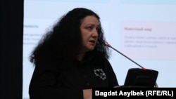 Представитель компании «Казэкология» Елена Кропоткина выступает с докладом. 26 мая 2026 года
