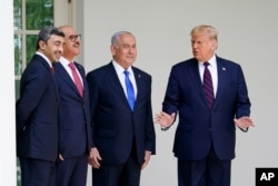 Ceremonia de semnare a acordurilor Abraham la Casa Albă, 15 septembrie 2020. Donald Trump și premierul israelian Beniamin Netanyahu, cu ministrul de externe din Bahrain - Khalid bin Ahmed Al Khalifa și ministrul de externe al Emiratelor Arabe Unite - Abdullah bin Zayed al-Nahyan.