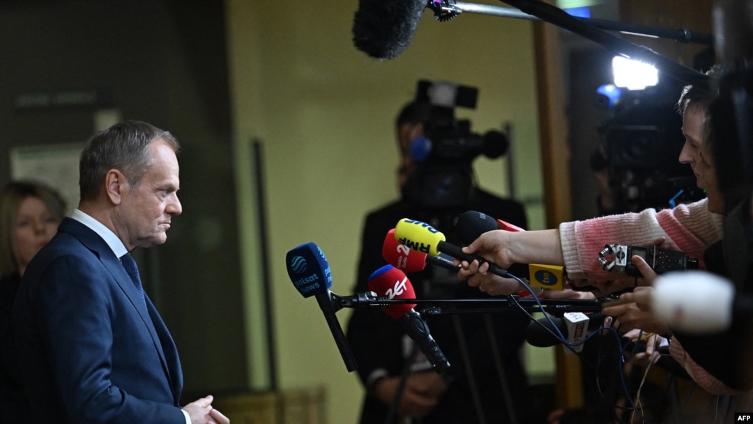 Noul premier polonez Donald Tusk depolitizează instituțiile presei de stat și revigorează presa liberă. 