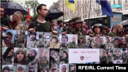 Військові та цивільні учасники ЛГБТ-прайду в Києві