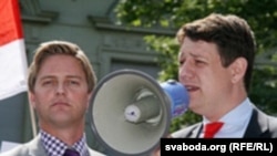 Адзін з арганізатараў акцыі Філіп Місфэльдэр (справа)