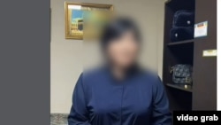 Окуучуну чапкан мугалим.