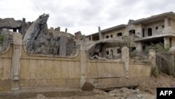 ساختمان ویران‌شده در حملات هوایی بامداد سه‌شنبه در شهر دیرالزور سوریه