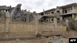 This picture taken on March 26 shows a view of a damaged building following an air strike in Syria's eastern city of Deir al-Zor.