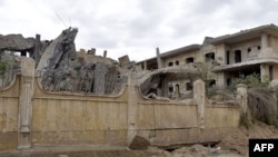Оштетена зграда по воздушен напад во источниот сириски град Деир ел Зур, 26 март 2024 година.