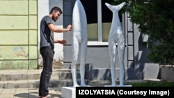 «Люди-акули» скульптора Астіана Рея, Соледар, Донецька область