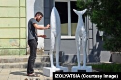 Український скульптор Астіан Рей та його «Люди-акули», що лишаться в Соледарі