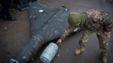 Украинский офицер демонстрирует термобарический заряд сбитого беспилотника «Шахед», который был запущен Россией. 14 ноября 2024 года