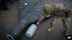 Украинский военный осматривает сбитый ранее беспилотник Shahed, иллюстративная фотография