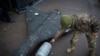Украинский военный осматривает сбитый ранее беспилотник Shahed, иллюстративная фотография