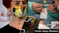 Një mjeke në Shqipëri duke u vaksinuar kundër koronavirusit.