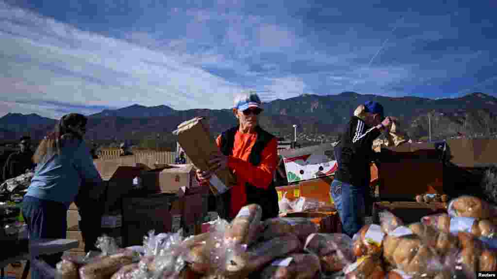 Colorado állam második legnagyobb városában, Colorado Spingsben a szabad ég alatt osztják szét az élelmiszert