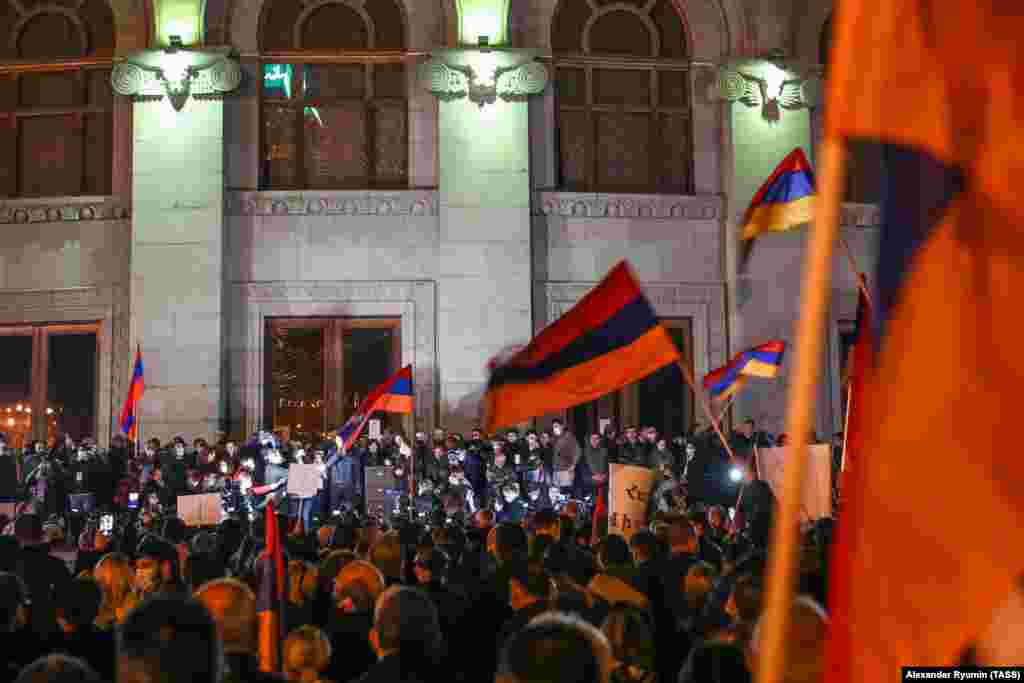 People take part in a protest on Yerevan&#39;s Freedom Square demanding Pashinian&#39;s resignation.