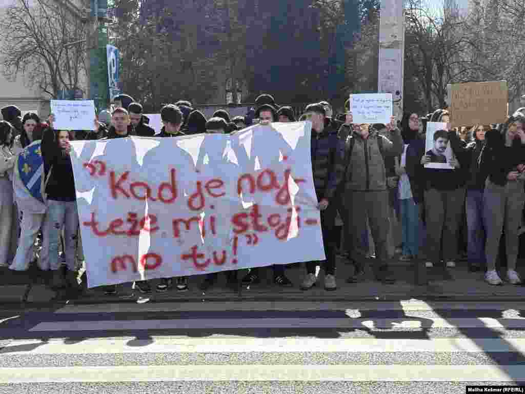 Demonstranti nose transparent: "Kad je najteže mi stojimo tu!"