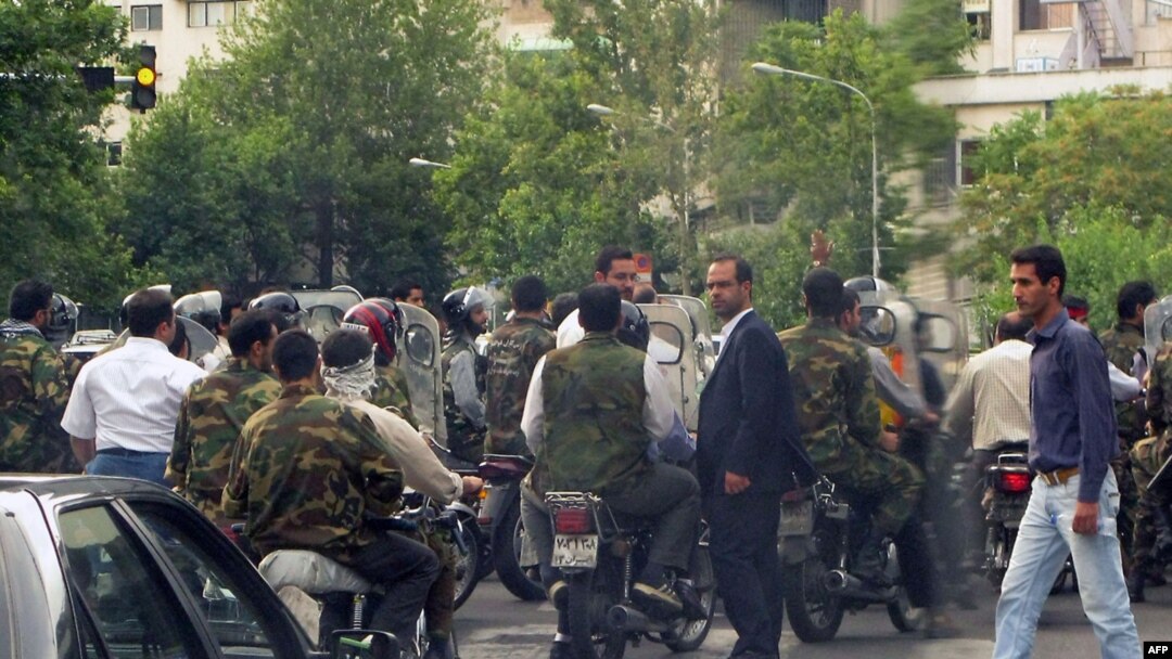 شماری از دانشگاهیان جهان از دولت ایران خواسته اند کاری نکند که مردم چشم به خارج بدوزند.