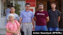 Наріман Мемедемінов (другий справа), літо 2017 року