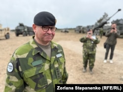 Офіцер шведської армії, головнокомандувач Міхаель Классон говорить з Радіо Свобода на навчаннях НАТО «Аurora 26» на острові Готланд, Швеція, 11 травня 2026 року