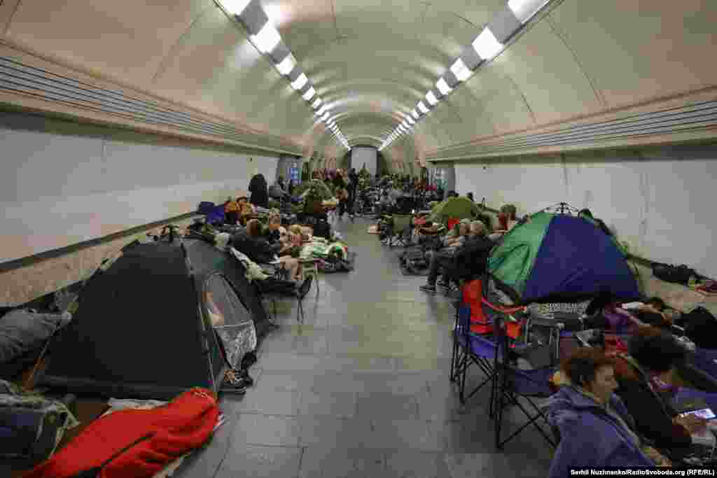 Кияни знову були змушені ночувати в метро через російський обстріл