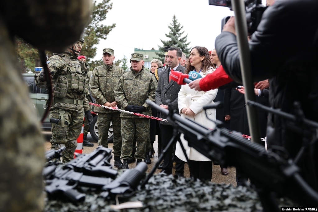 Presidentja e Kosovës, Vjosa Osmani, komandantja supreme e FSK-së, vizitoi kazermën "Adem Jashari" në Ditën e Forcës."Ushtria jonë çdo po forcohet, po bëhet më operacionale, më ndërvepruese dhe më profesionale", tha Osmani për mediat.