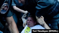 Задержание на акции "Стратегия-31" на Триумфальной площади в Москве, 31 июля 2012
