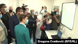 Premijerka Srbije Ana Brnabić na otvaranju laboratorije "Vatreno oko" u Nišu, koja je izgrađena u saradnji sa Pekinškim institutom za genetska istraživanja (BGI) iz Kine, Niš, Srbija, 30. jul 2020. 