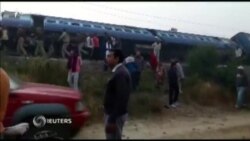 Десятки людей погибли в результате крушения поезда в Индии (видео)