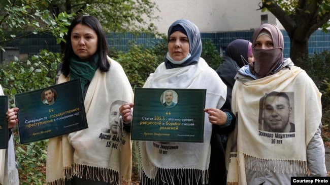 Родственницы осужденных крымских татар протестуют против приговора российского суда. Ростов-на-Дону, ноябрь 2021 года