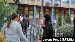 Studentkinja kojoj su napadači bejzbol palicama dislocirali vilicu, ispred suda uoči suđenja optuženima, Novi Sad, 28. maj 2025.