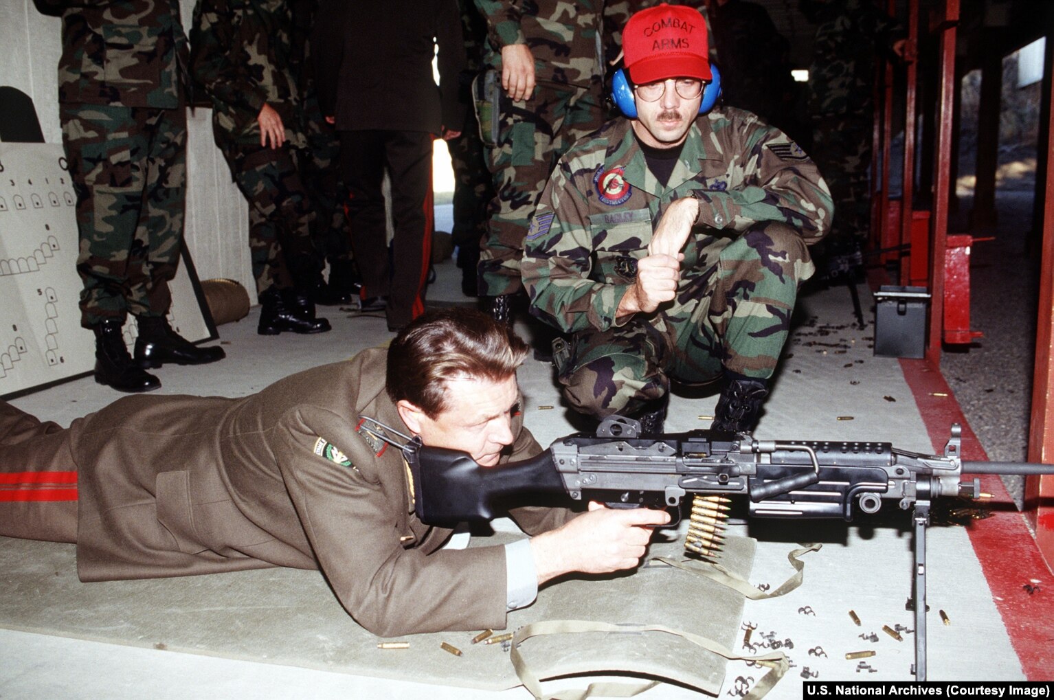 Një gjeneralmajor rus duke shtënë me një mitraloz të lehtë amerikan M249, në poligonin e qitjes në një bazë të Forcës Ajrore amerikane.