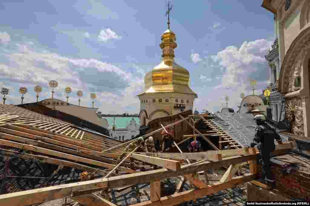 У Києво-Печерській лаврі після російської атаки 15 червня тривають аварійно-відновлювальні роботи. Київ, 17 червня 2026 року